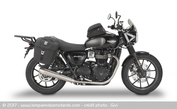 Triumph Street Twin 900 avec Givi Metro T