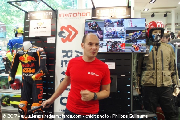 P-F Tissot explique aux testeurs le fonctionnement de l'airbag In & Motion