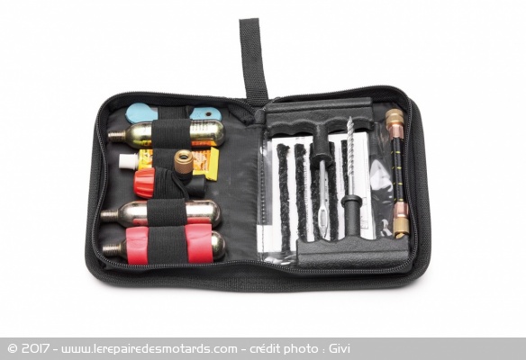 Kit de réparation de crevaison Givi, trousse ouverte