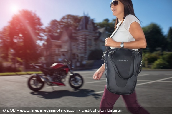 Sacoche de réservoir Bagster B-Beauty pour femmes portée en sac à main