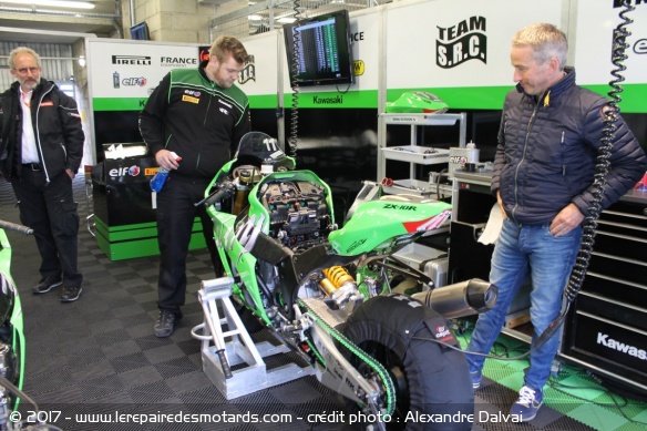 Il me semble qu'il manque une pièce sur cette ZX-10R...