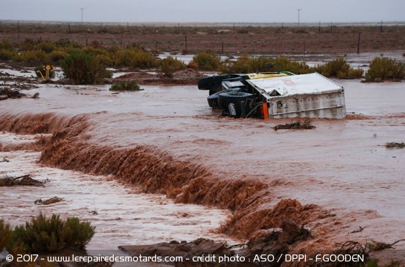 Véhicule d'assistance enseveli par les eaux
