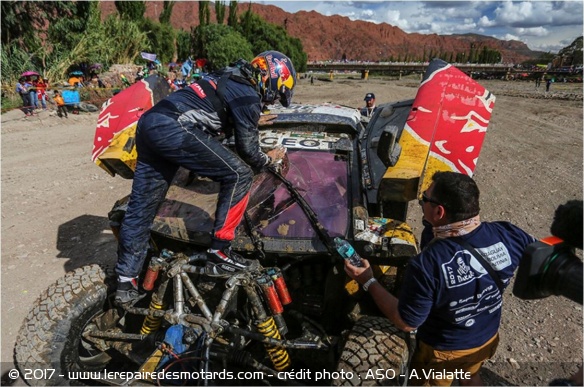Carlos Sainz abandonne après plusieurs tonneaux