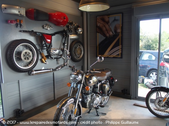 La déco est aux normes Enfield avec cette Continental GT démontée