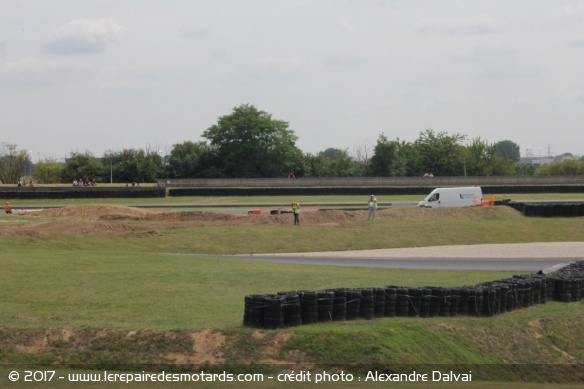 Les bosses du Supermotard se mêlent au tracé classique du circuit Carole
