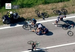 Giro : une moto de police fait tomber 15 coureurs
