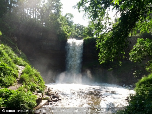 Les chutes Minnehaha sous le soleil