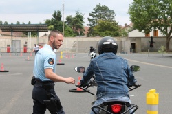 Les instructeurs se tiennent à disponibilité pour aider les motards