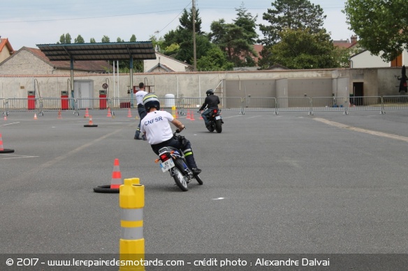 Quand les gendarmes s'y mettent au scooter électrique et sans gants ! (mais quelle maîtrise !)