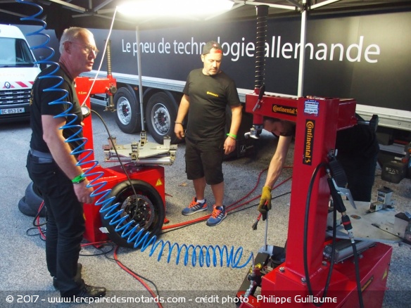 La logistique des pneus sur le Moto Tour, le montage
