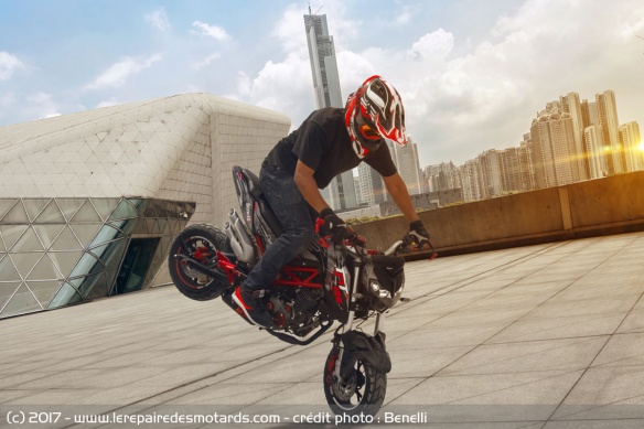 La TNT 125 affiche un gabarit qui rappelle la Honda MSX