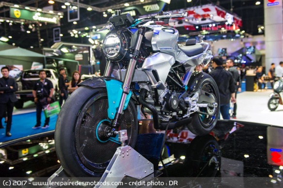 La SS Racer arbore des jantes pleines en carbone
