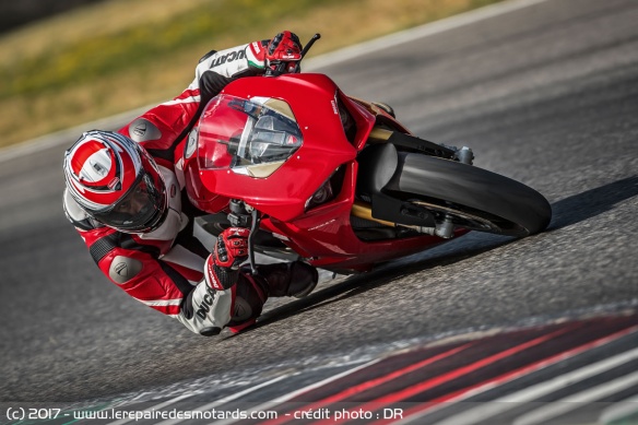 Ducati Panigale V4 sur piste