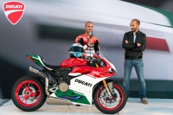 Marco Melandri et Claudio Domenicali lors de la présentation de la 1299 Panigale R Final Edition