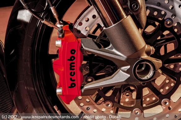 A l'avant, les étriers Brembo se parent de rouge A l'avant, les étriers Brembo se parent de rouge
