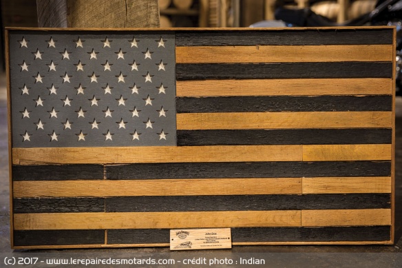 Chaque modèle est accompagné d'un drapeau fait en bois de tonneaux Chaque modèle est accompagné d'un drapeau fait en bois de tonneaux