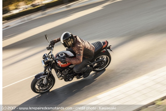 Kawasaki Z900RS sur route
