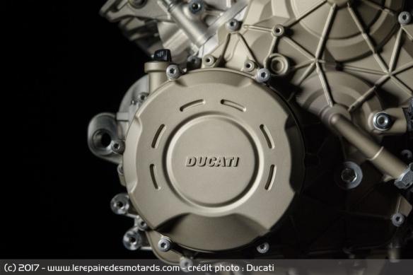 Le V4 délivre plus de 210 ch et 120 Nm