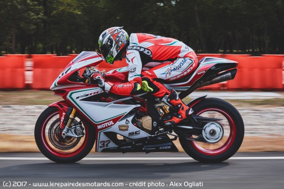 Leon Camier sur la MV Agusta F4 RC