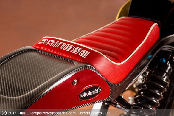 La selle est réalisée dans le même cuir que celui du blouson