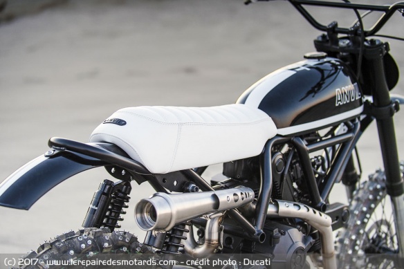 La prépa est un hommage à la Ducati 450 RT des années 70