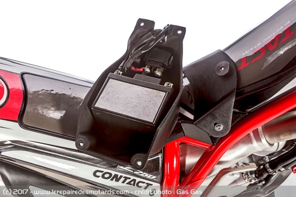 On retrouve une batterie au Lithium sous la selle