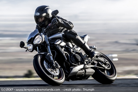Triumph Street Triple sur autoroute