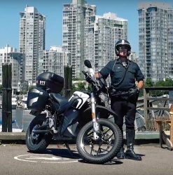 Un policier canadien aux côtés de sa nouvelle monture