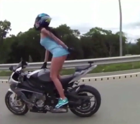 Olga Pronina faisait également des acrobaties en moto