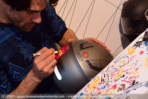 Personnalisation de casque à la main