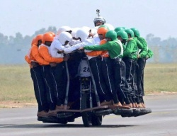 Record : 58 hommes sur une moto