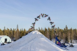 Daniel Bodin réalise le 1er double backflip en motoneige - Crédit photo : Richard Ström / Red Bull Content Pool