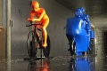 Des cyclistes poussés motos course