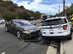 Une Tesla autonome fonce dans une voiture de police