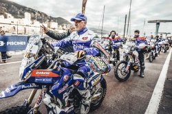 Les motos, rangées, attendent le départ 