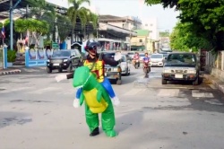 Déguisé en dinosaure pour faire la circulation - crédit photo : DR