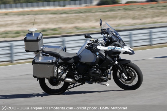 Accélérer, tourner, freiner... la moto fonctionne de façon indépendante