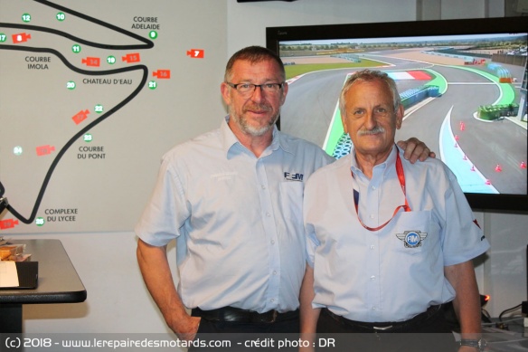 Jean Luc Gillard pose avec Igor Eskinja, membre de la Fédération Internationale de Motocyclisme