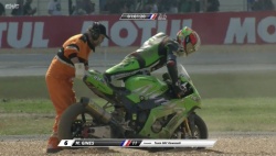 Chute de la #11 du team SRC Kawasaki