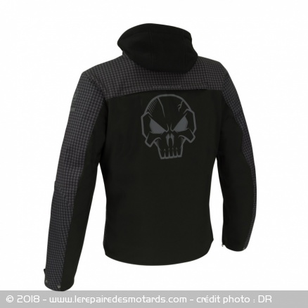 Voici le derrière du blouson Jaap-Evo avec sa tête de mort Voici le derrière du blouson Jaap-Evo avec sa tête de mort