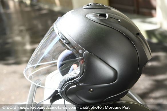 côté du casque jet Arai SZ-R VAS côté du casque jet Arai SZ-R VAS