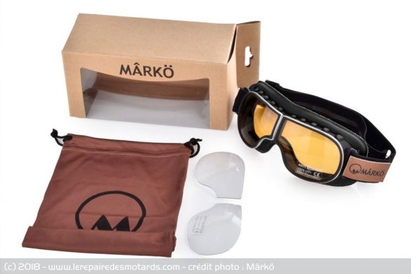 Les lunettes sont livrées avec 2 paires d'oculaires et un sac