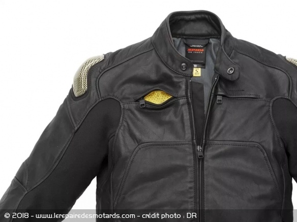 On peut voir une aération de la veste cuir Spidi Rebel