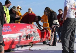 Valerie Thompson à côté du streamliner après l'accident - crédit photo : FIM