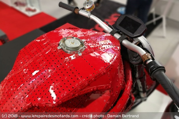 Le réservoir de la Ducati Monster 1200 en Meccano