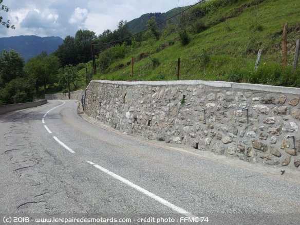 Un exemple d'aménagement dangereux près d'Annecy avec des tuyaux taillés en pointes sortant d'un muret sur la RD12