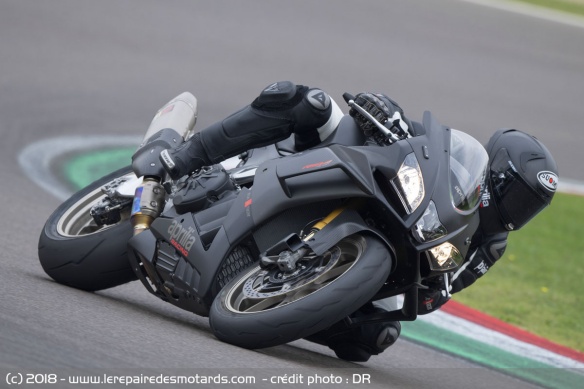 Aprilia RSV4 1100 Factory sur piste avec Biaggi