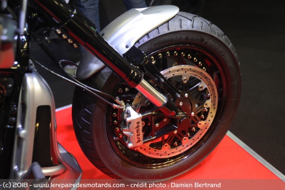 L'équipement se fait haut de gamme avec la fourche Öhlins et les freins Brembo