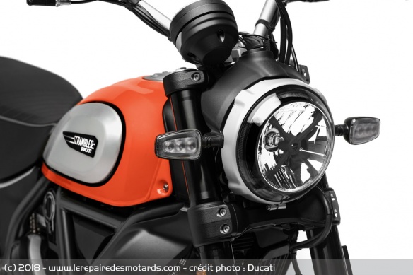Le phare à LED DRL et les clignotants automatiques