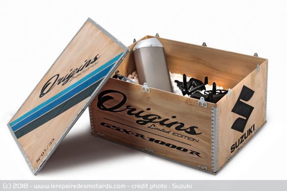 Les accessoires d'origines sont fournis dans une caisse assortie